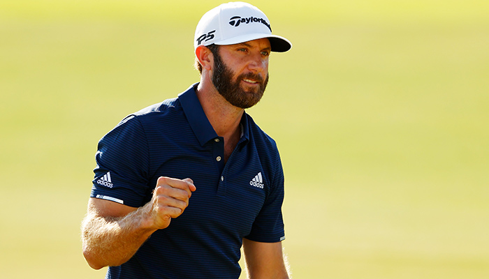 Dustin Johnson celebra una acción de golf