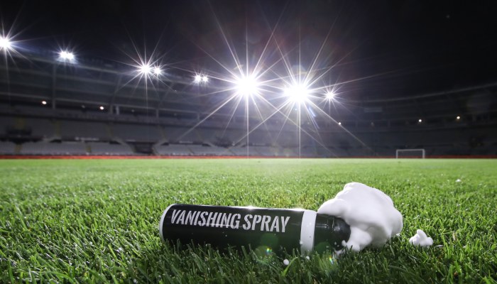 Spray sobre el césped de un estadio de fútbol