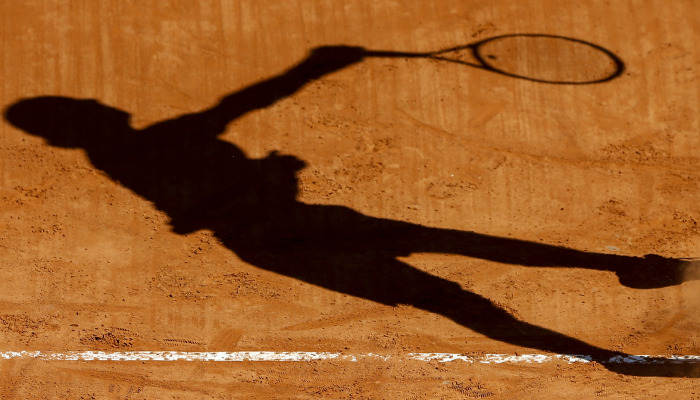 Un jugador de tenis disputa un encuentro sobre arcilla