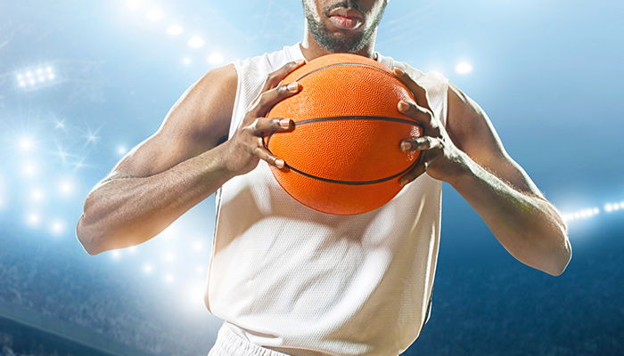 Un jugador de baloncesto muestra el balón