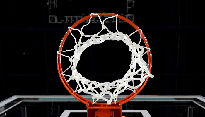 Aro de baloncesto visto desde abajo