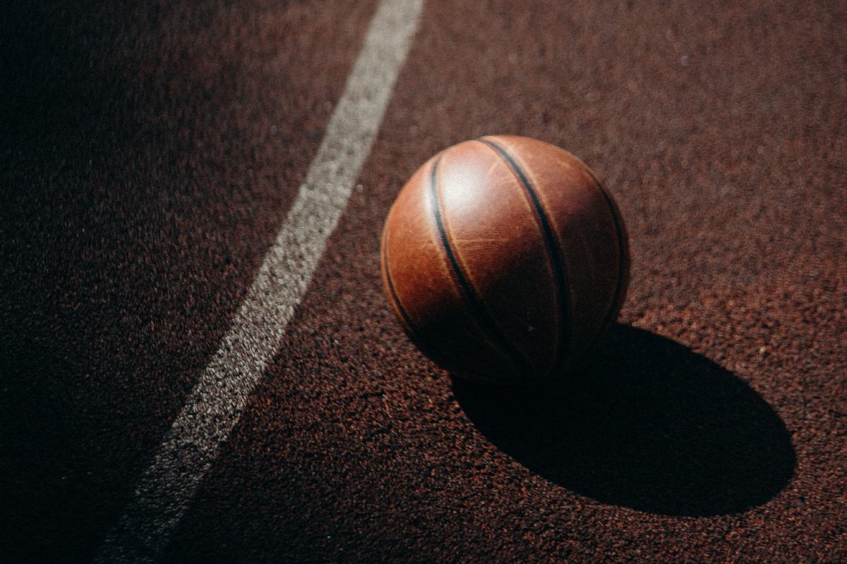 Balón de baloncesto en el suelo