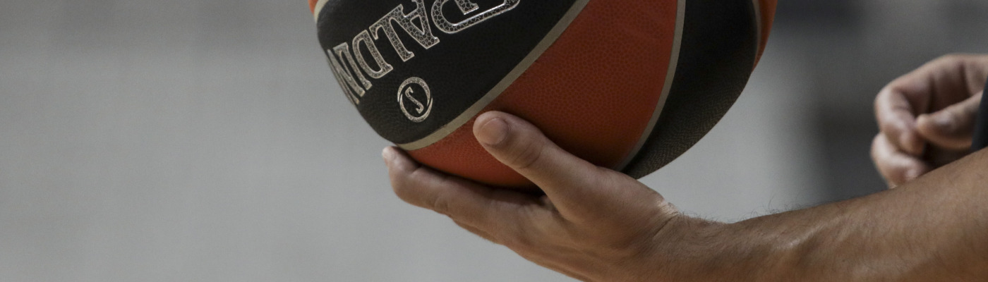 Un árbitro sostiene un balón de baloncesto