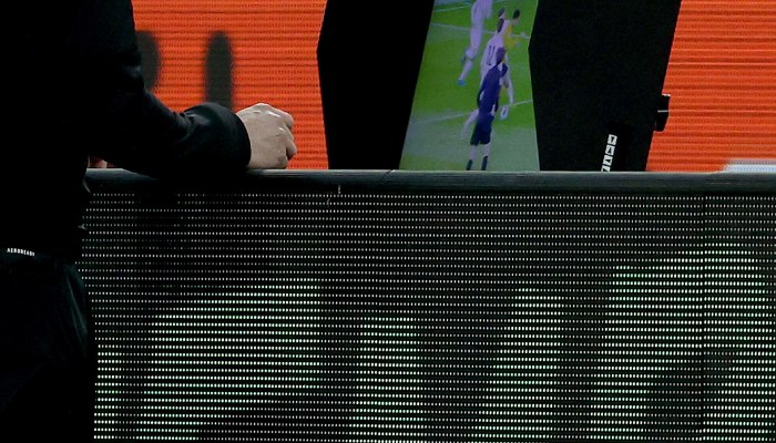 Un colegiado revisa una jugada en el monitor