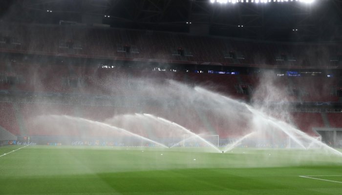 Aspersores riegan un terreno de juego