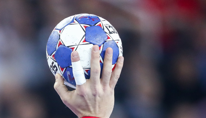 Un jugador sostiene un balón de balonmano