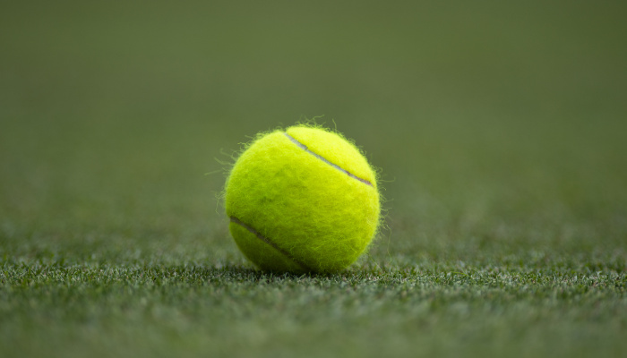 Pelota de tenis sobre una pista de hierba