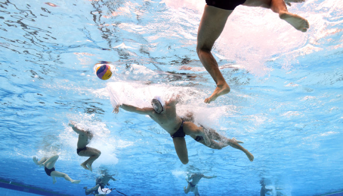 Jugadores pelean por un balón durante un partido de Waterpolo