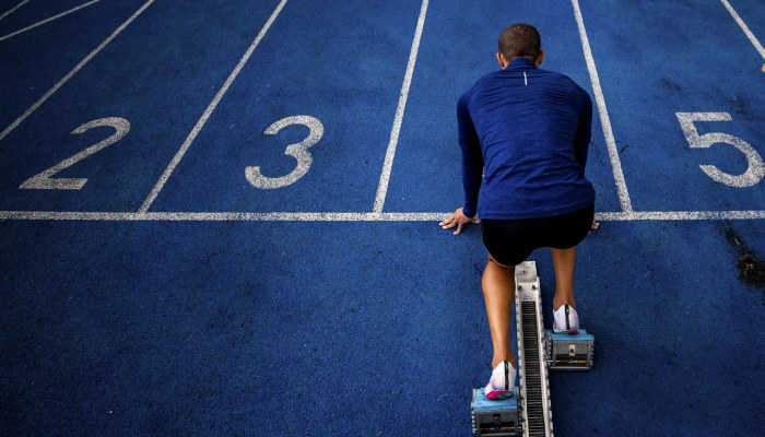 Un atleta se prepara para realizar una salida