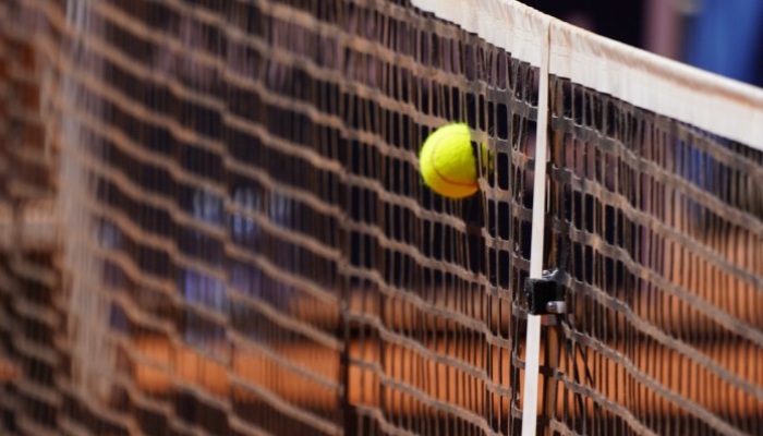 Una pelota de tenis golpea la red durante un encuentro
